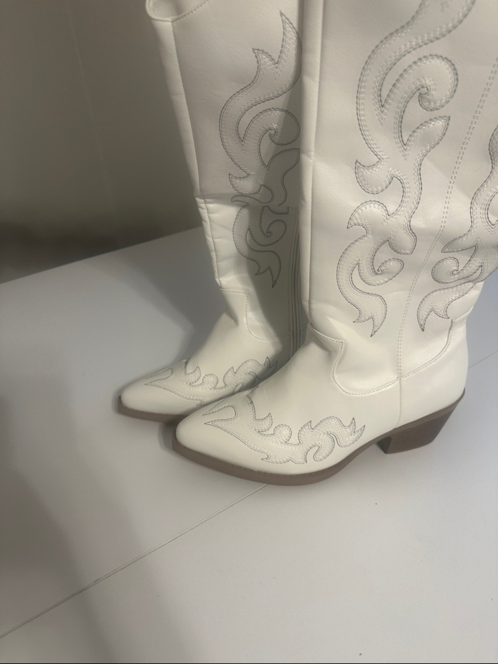 Women's White Western Cowboy Boots with Embroidered Detail - Picture 3 of 9
